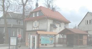 Bushaltestelle in der Dorfmitte